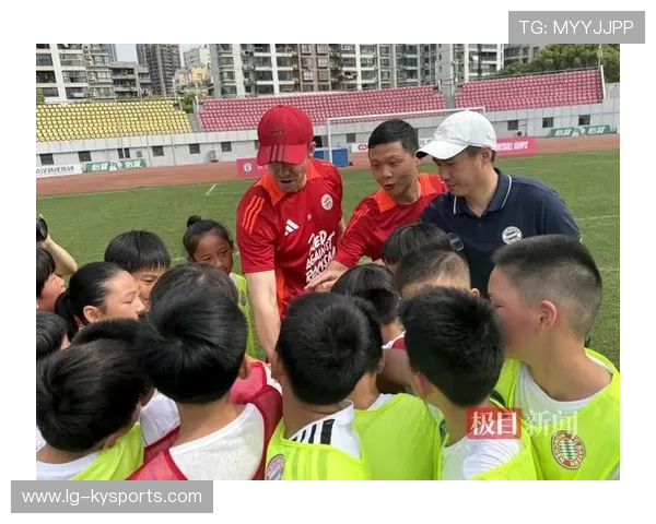 足球联赛在青训扶持中推动俱乐部与高校共建学训融合课程，足球俱乐部青训招生